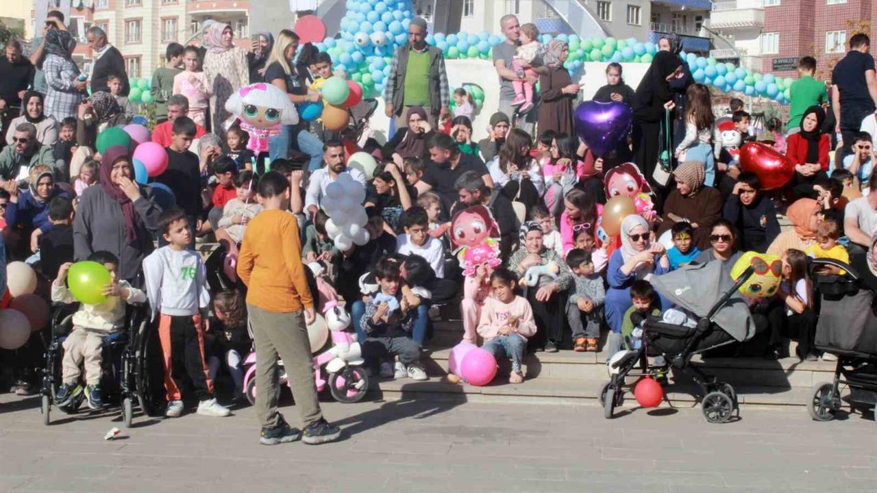 Siirt’te Aile Festivali’nde yüzlerce çocuk doyasıya eğlendi