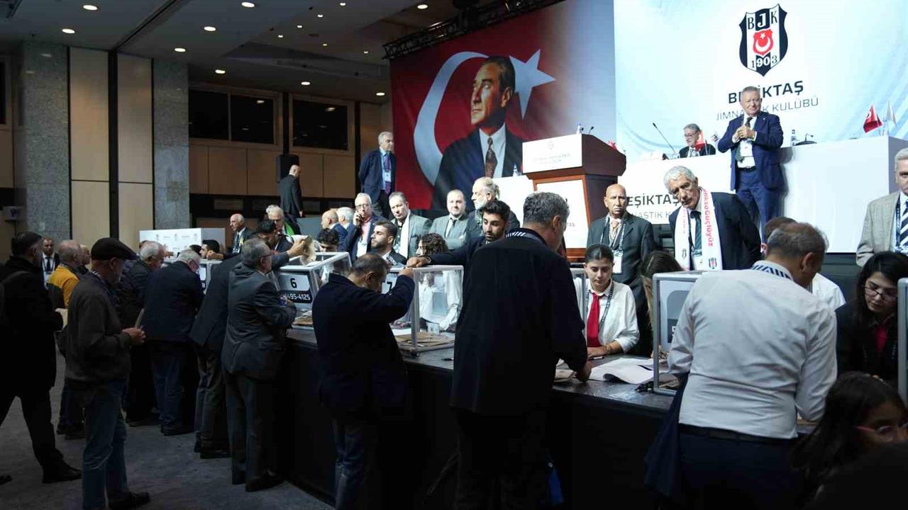 Beşiktaş’ta divan başkanı adayları oylarını kullandı - İSTANBUL
