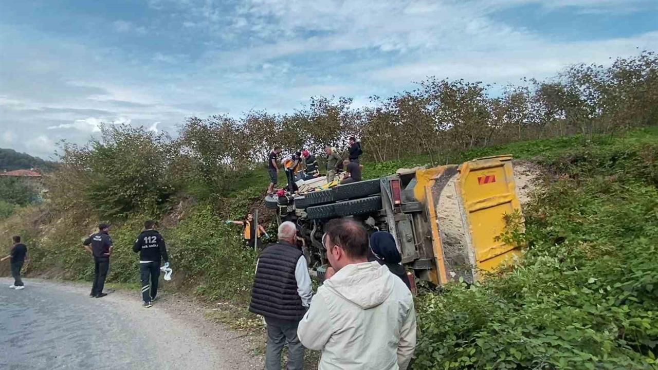 Ordu’da kil yüklü kamyon devrildi: 2 yaralı