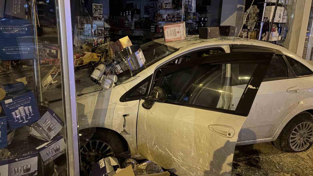 Kayseri'de Otomobil Züccaciye Dükkanına Daldı: 1 Yaralı