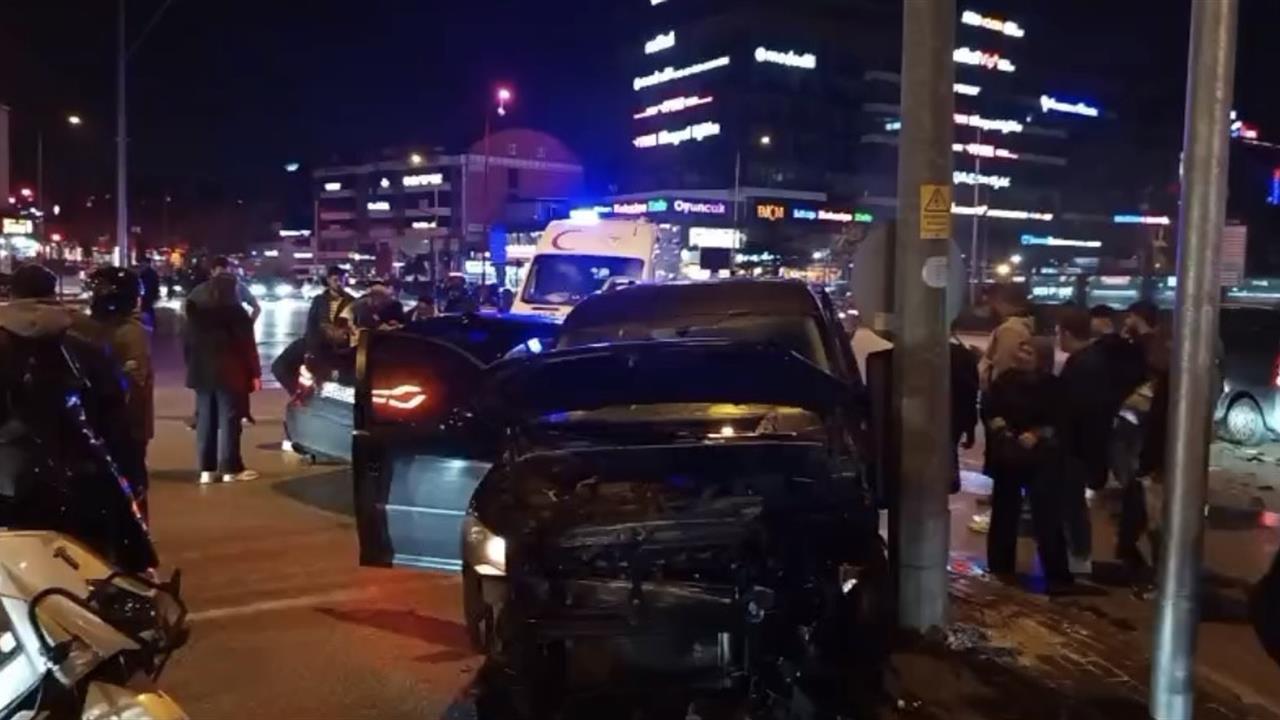 Bursa’da hafif ticari araç ile otomobil çarpıştı: 3 yaralı