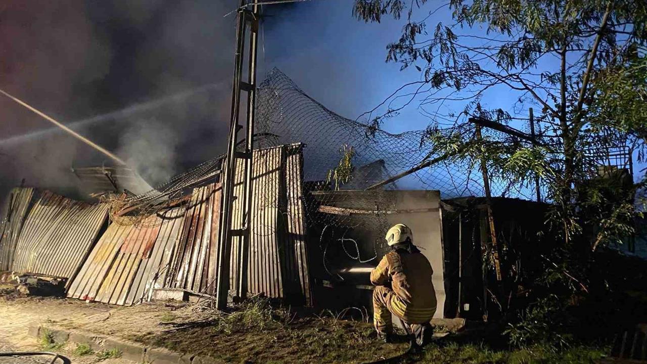 Küçükçekmece’de iş yerinde başlayan yangın elektrik tellerine sıçradı, patlalar peş peşe geldi - İSTANBUL