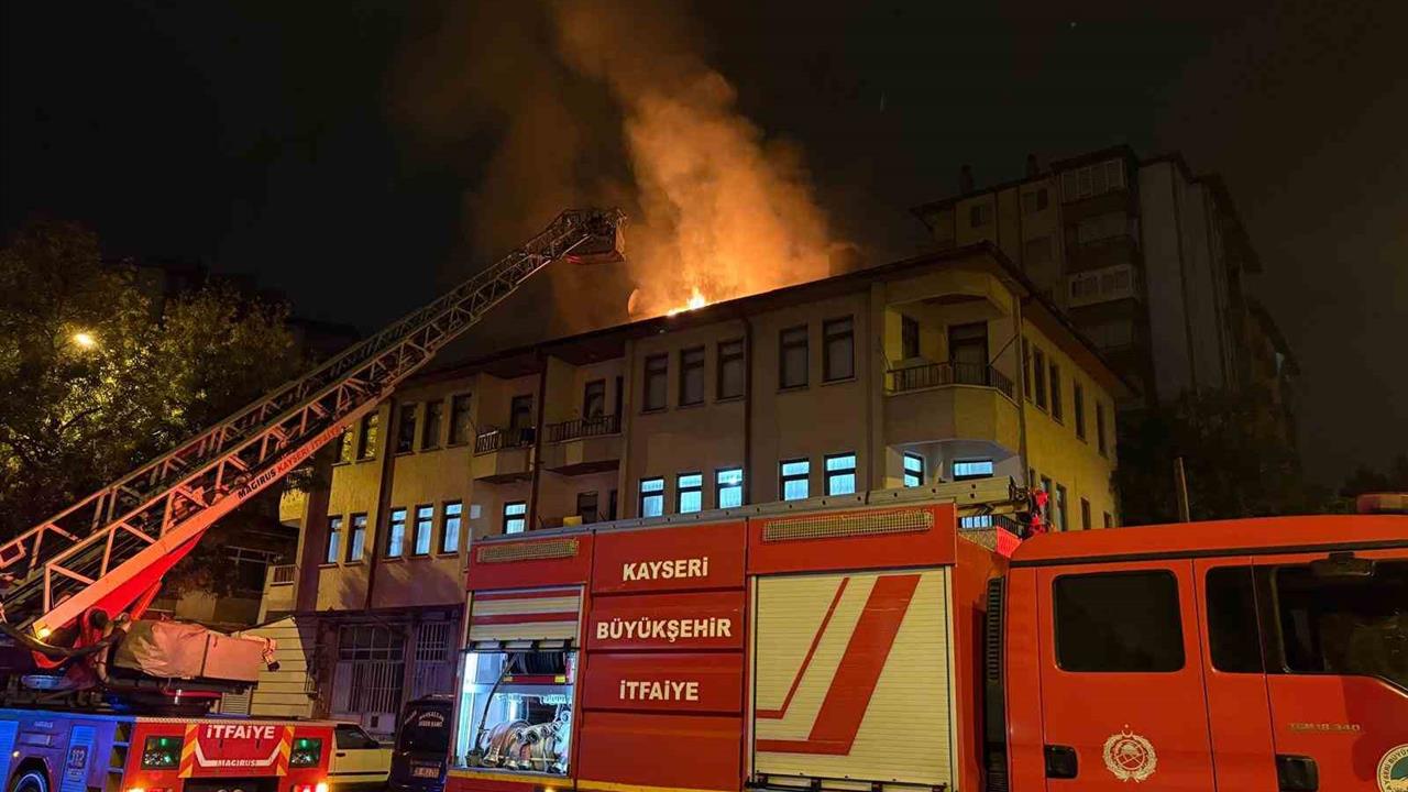 Eşi eve almayınca sinirlenip, binanın çatısını yaktı: 1 gözaltı - KAYSERİ