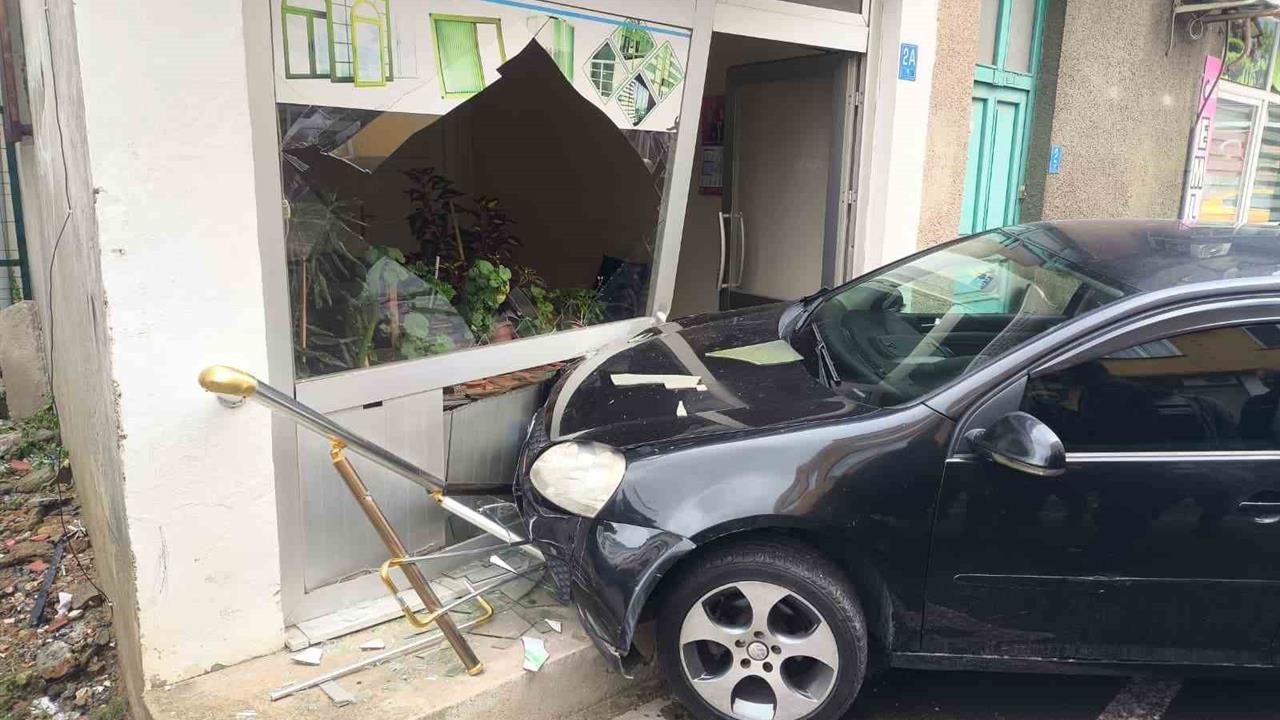 Tekirdağ’da otomobil dükkâna girdi