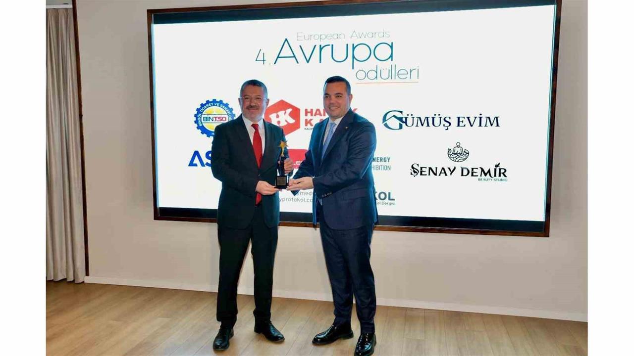 Rektör Kırışık, "Sosyalfest Yılın En Başarılı Projesi" ödülünü aldı - KARABÜK