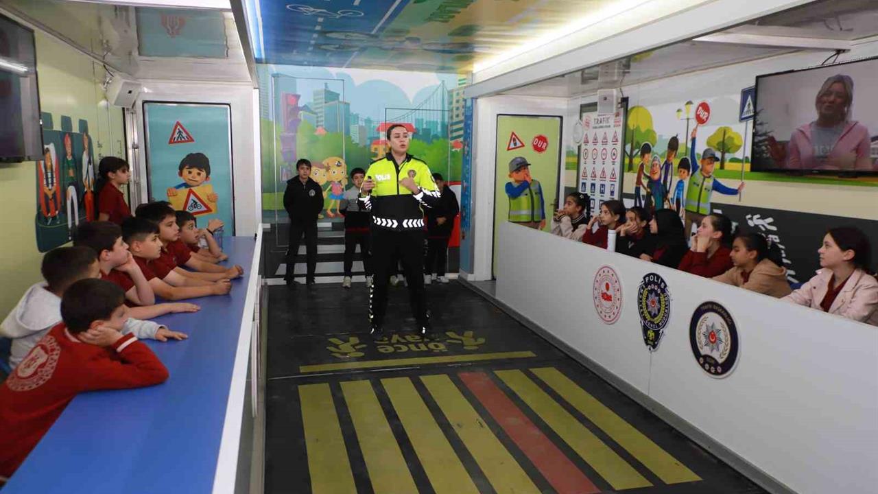 Mobil Trafik Eğitim Tırı Hakkari’de öğrencilerle buluştu