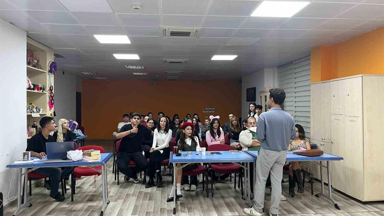 Gönüllü gençler tiyatro sahnesi için kolları sıvadı - MUĞLA