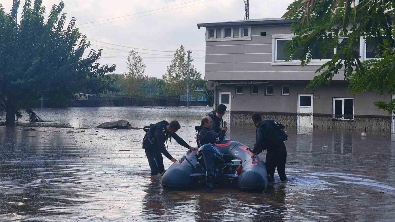 Sağanak yağışla evlerinde mahsur kalan vatandaşlar botla kurtarıldı - HATAY