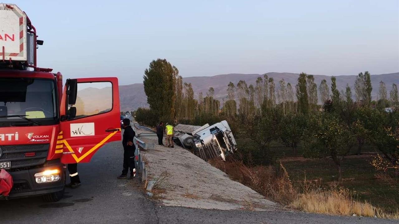Van’da tır şarampole yuvarlandı: 1 yaralı