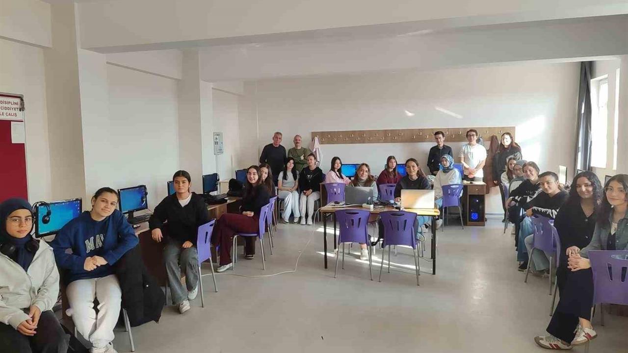 Lise öğrencilerine yönelik ‘Siber Tehdit İstihbaratı’ kursu açıldı - AFYONKARAHİSAR