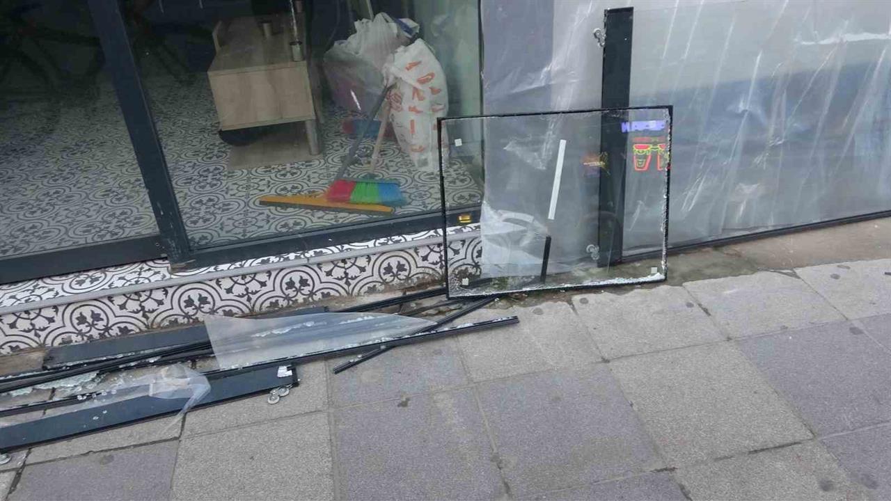 Pendik’te direksiyon hakimiyetini kaybedip dükkana daldı - İSTANBUL