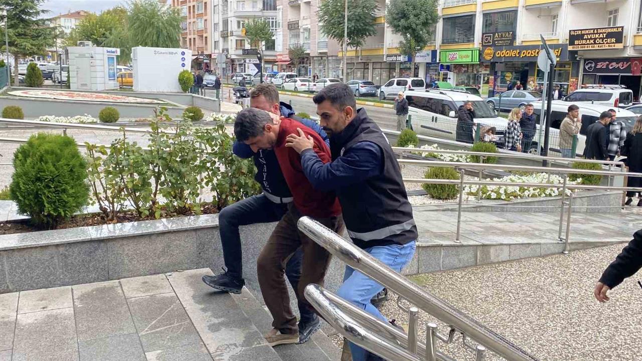 Çorum'da Babasını Tüfekle Öldüren Zanlı Adliyeye Sevk Edildi