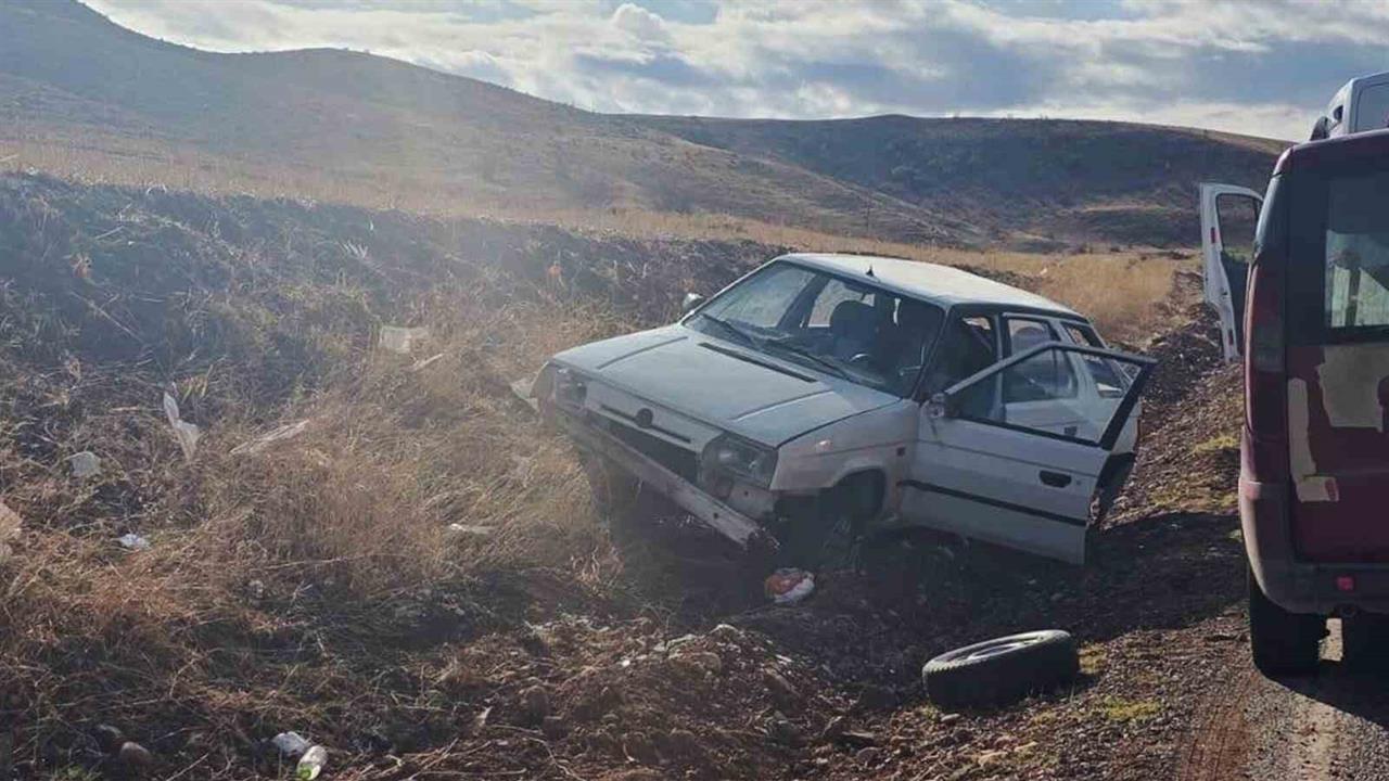 Kırıkkale'de Şarampole Devrilen Otomobil: 2 Yaralı