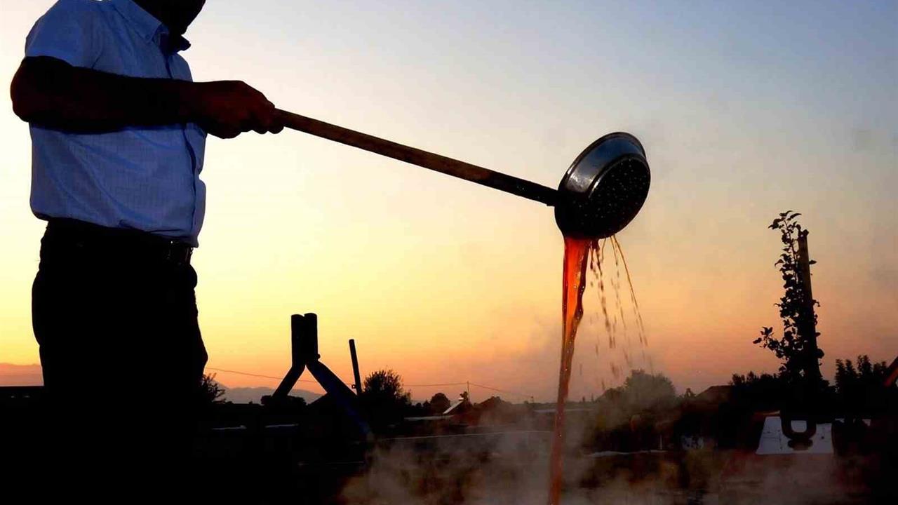 Sarıgöl’de pekmez köpüğü geleneği yaşatılıyor - MANİSA