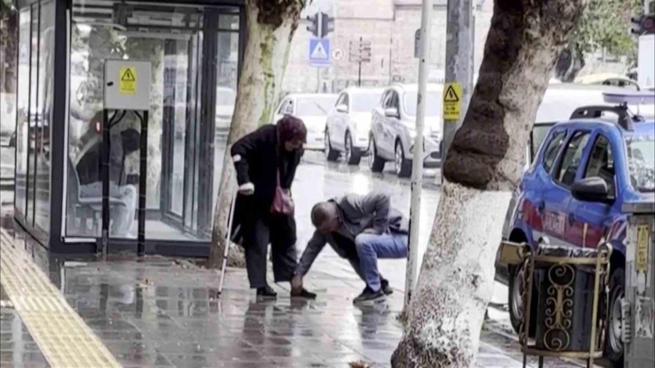 Hayırlı evlat: Bankaya çamurlu girmesin diye annesinin ayakkabısını elleriyle temizledi - AMASYA