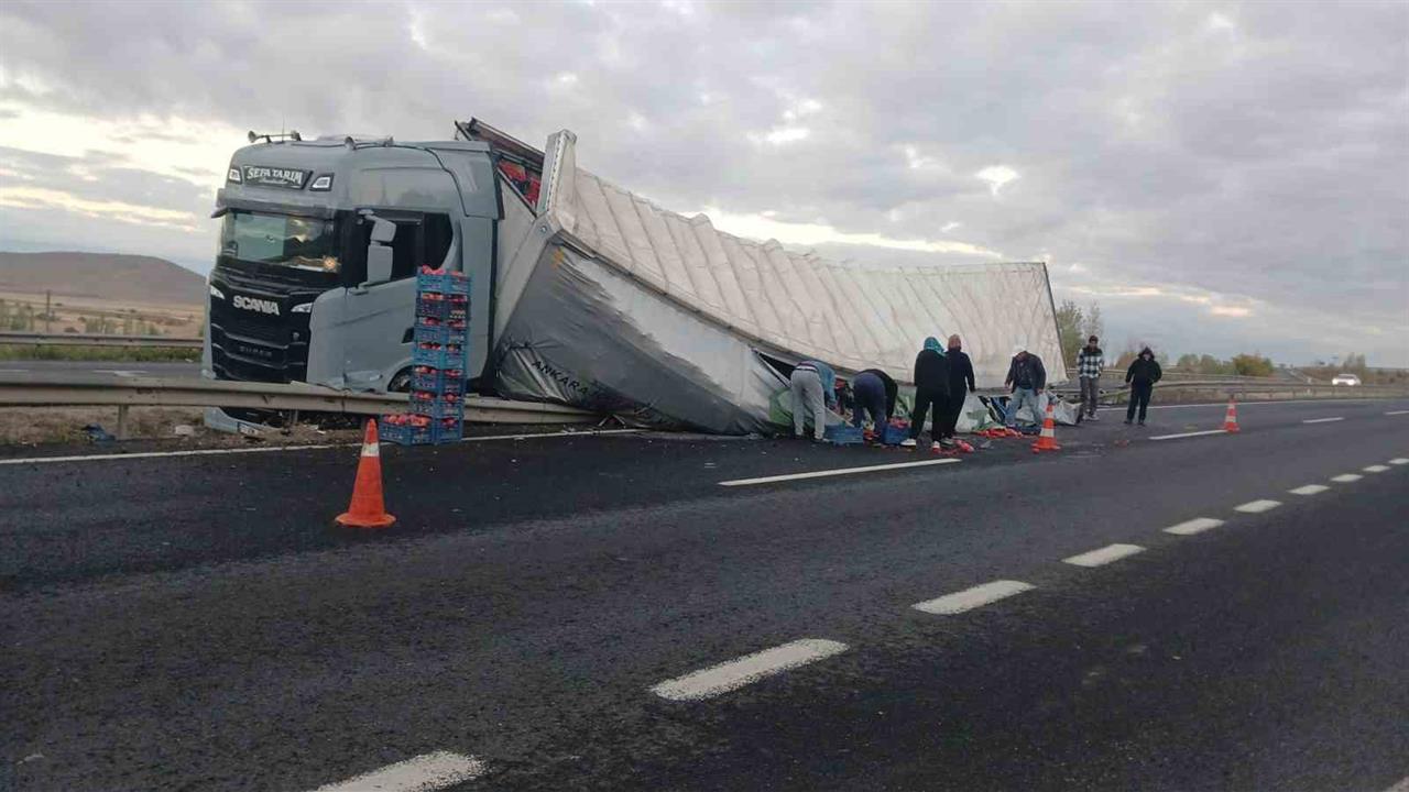 Sivrihisar’da sebze yüklü tır devrildi - ESKİŞEHİR