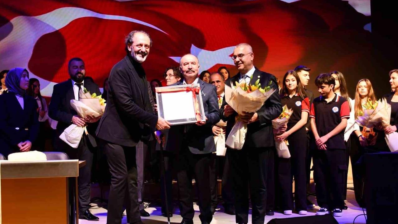 Yücel Arzen, öğrencilerle birlikte sahne aldı - ÇORUM