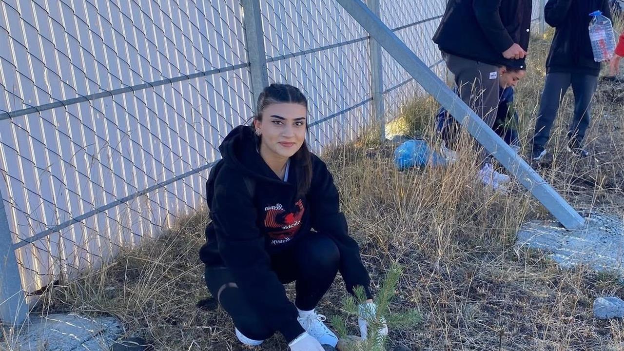 Sarıkamış'ta Öğrencilerden Anlamlı Fidan Dikimi