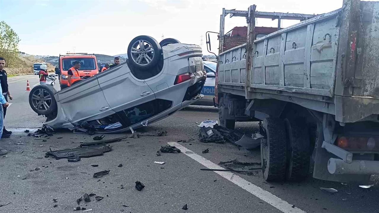 Kamyonete çarpan araç takla attı: 2 yaralı - İSTANBUL