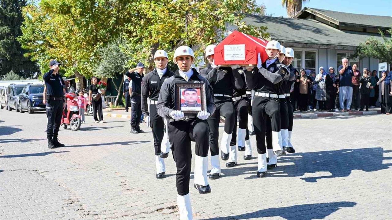 Adana'da Yangında Hayatını Kaybeden Polis Memuru Defnedildi