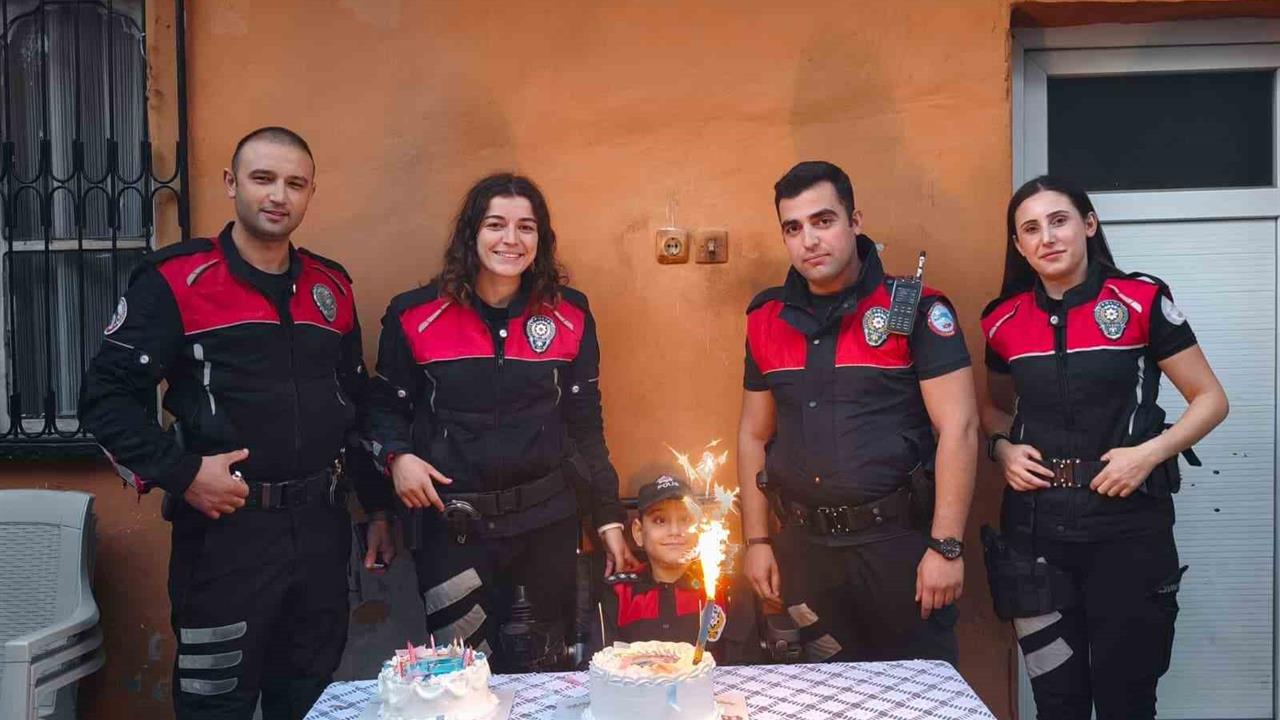 Adana'da Polis Ekiplerinden Özel Çocuğa Doğum Günü Sürprizi