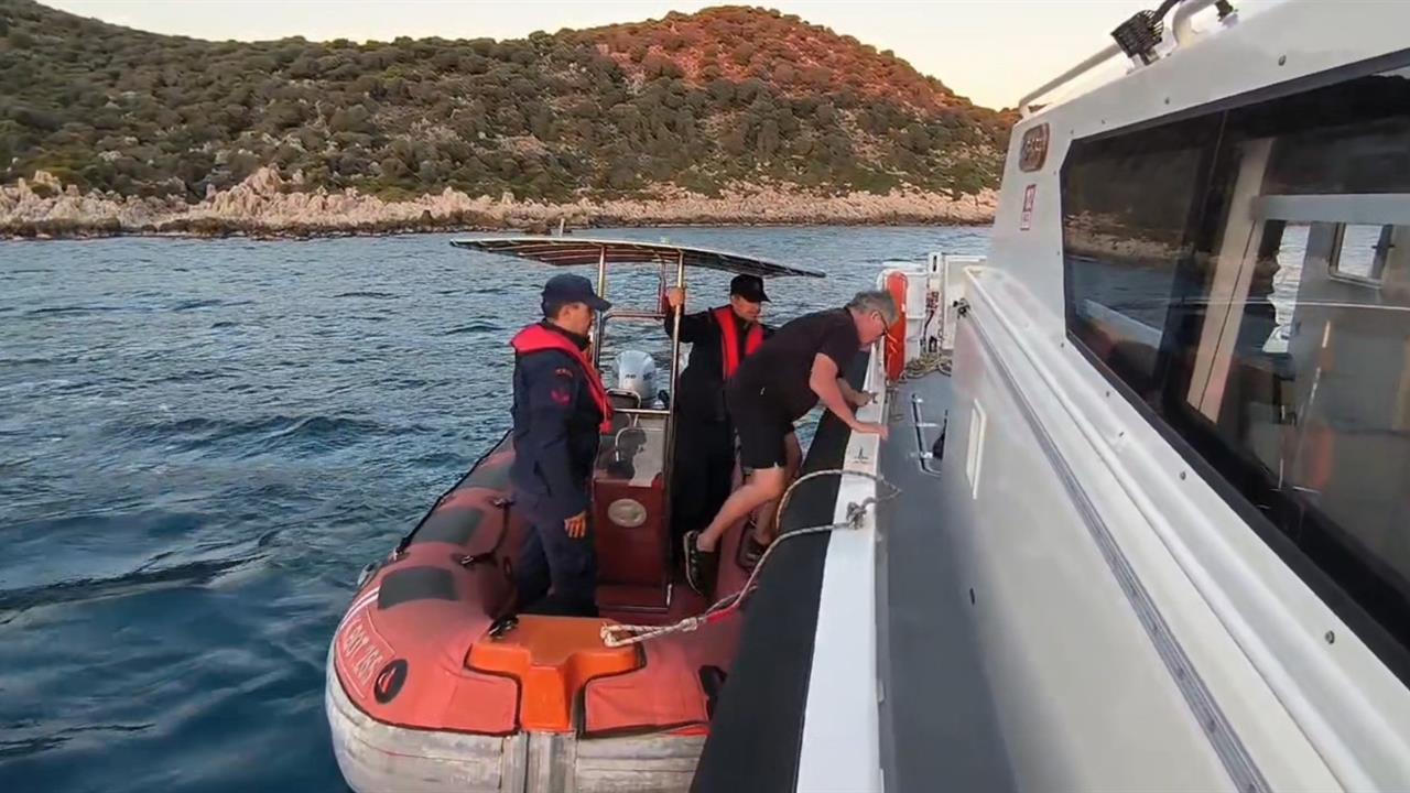 Antalya'da Kayalıklarda Mahsur Kalan Alman Turist Kurtarıldı