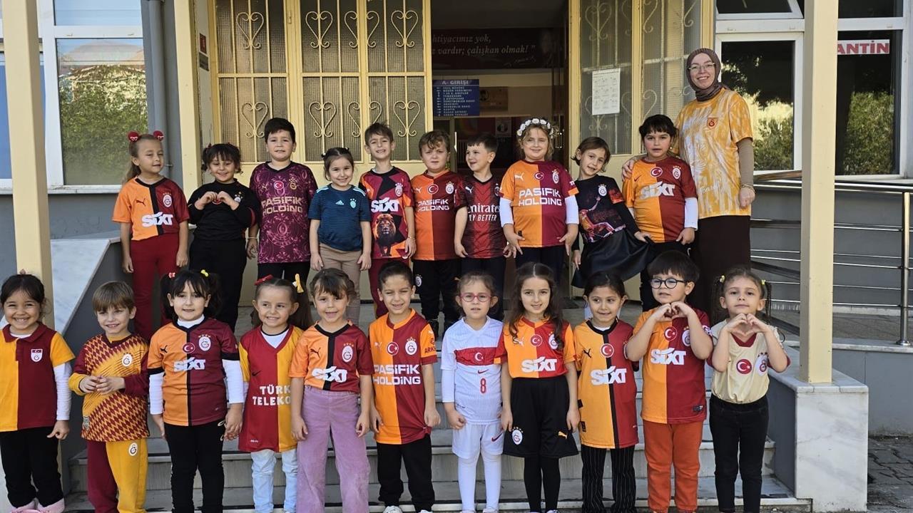 Türkeli'de Miniklerden Renkli "Forma Günü" Etkinliği