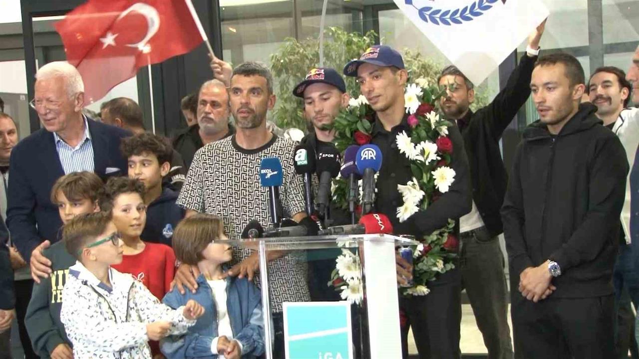 Toprak Razgatlıoğlu Türkiye’ye Döndü: Şampiyonluk Coşkusu Sürüyor