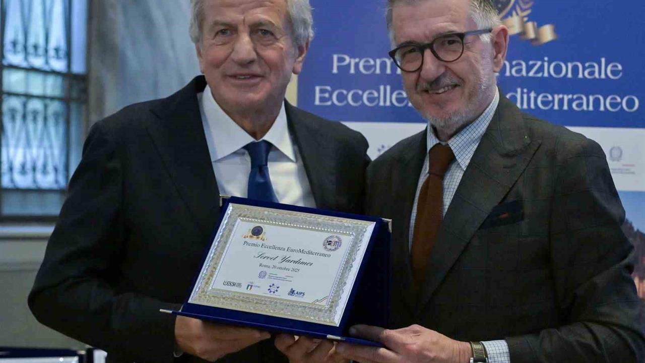 İstanbul'da Kenan Yıldız ve Servet Yardımcı'ya Ödül Verildi