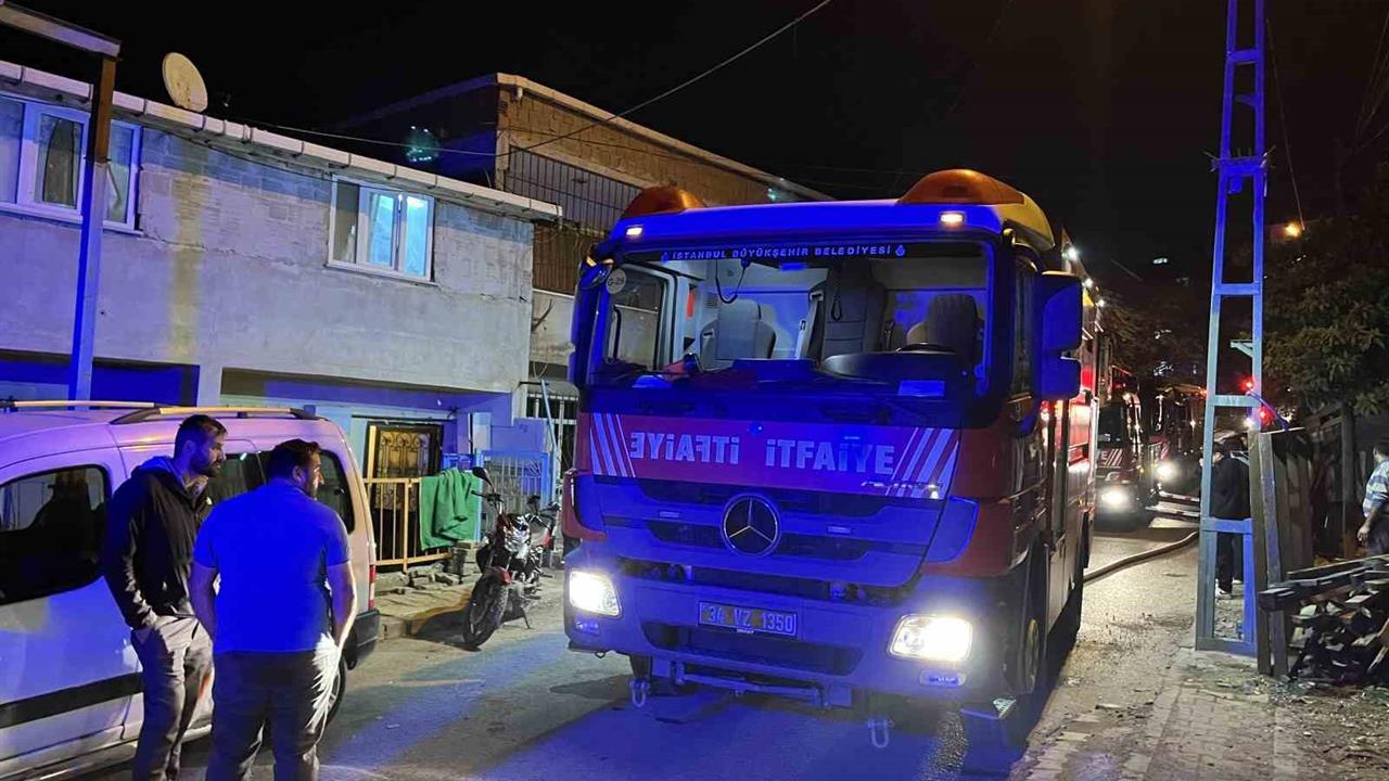 Başakşehir'de 3 Katlı Binada Yangın Paniği