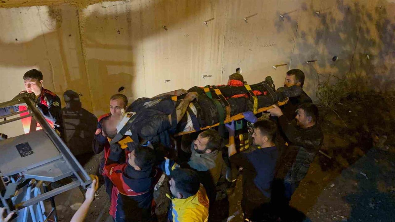 Kayseri'de Kamyonet Kanalda Uçtu: 2 Yaralı, 1'i Ağır