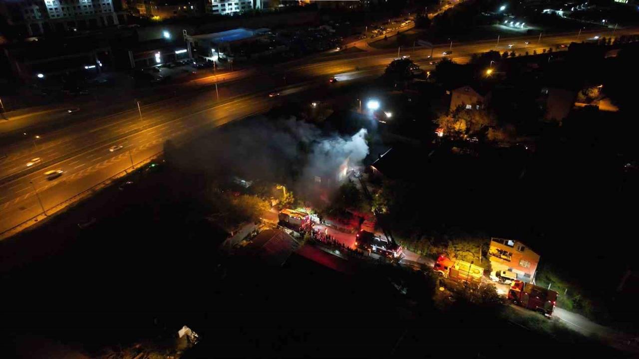 Ümraniye'de Gece Yarısı Çatı Yangını Paniğe Neden Oldu