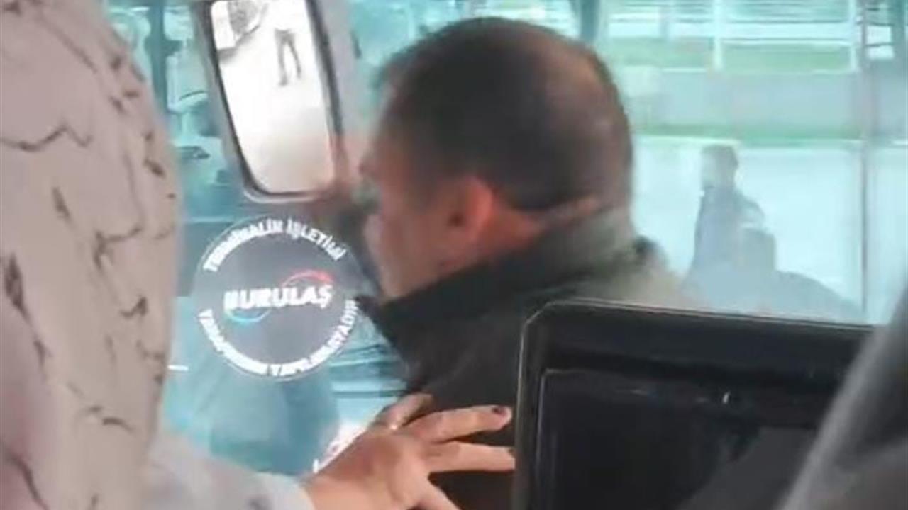Bursa'da Otobüste Yumruklu Kavga Görüntülendi