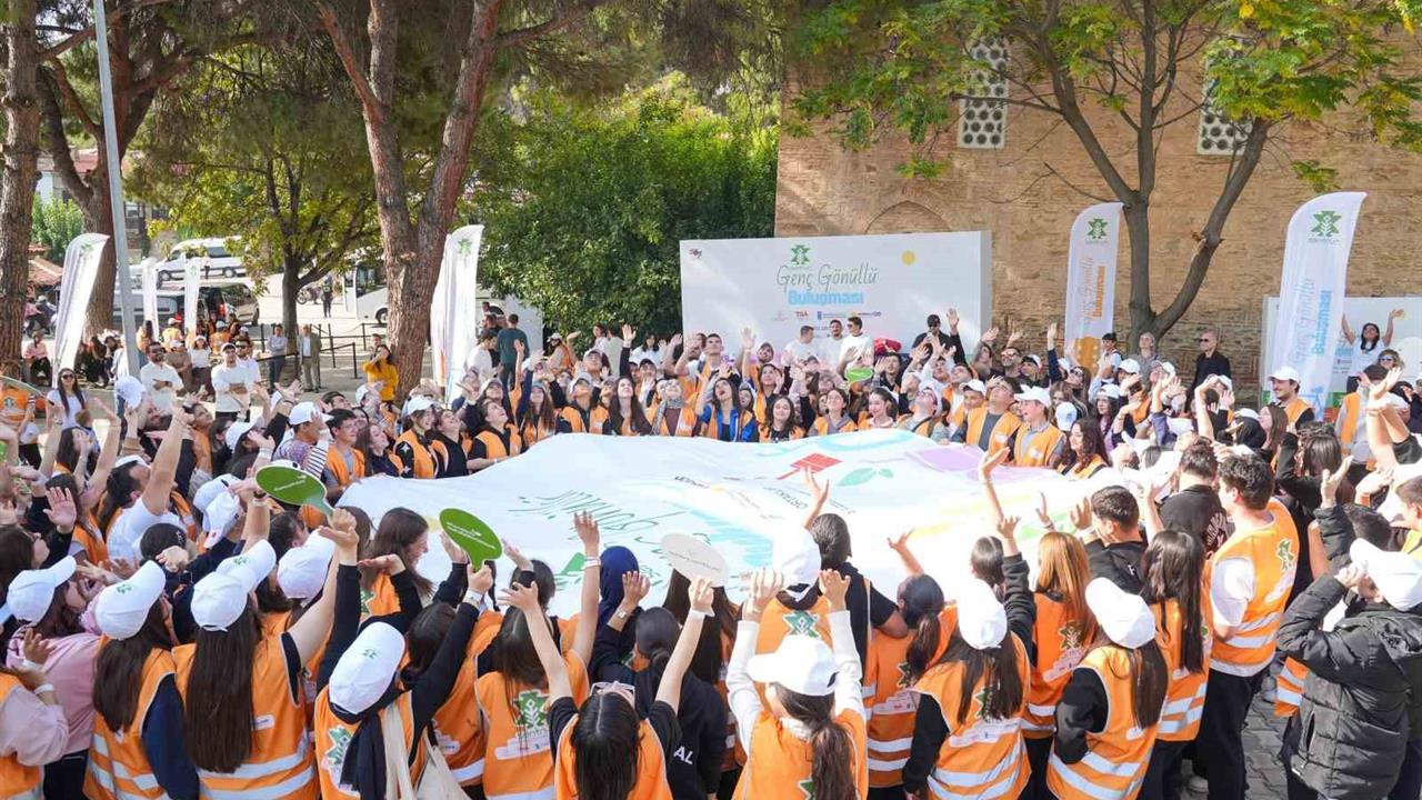 Birgi'de Genç Gönüllüler Bir Araya Geldi