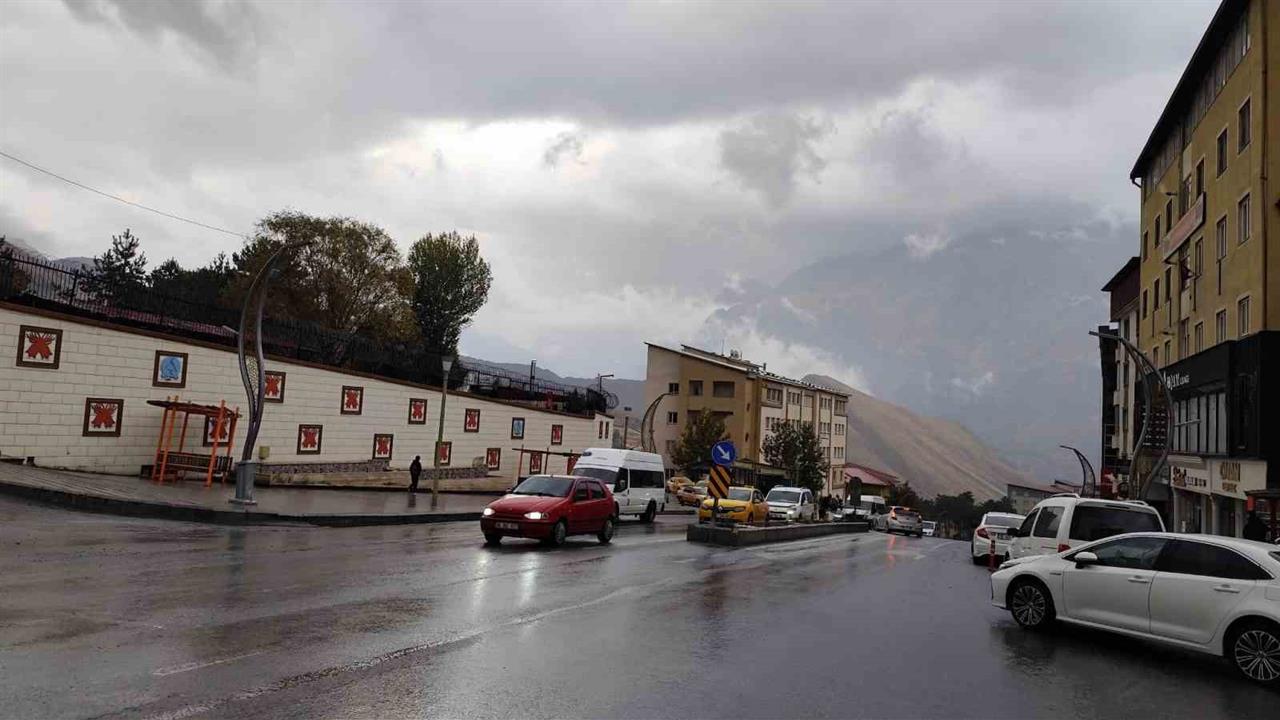 Hakkari'de Yağmur Sevinci: Vatandaşlar Mutlu Oldu