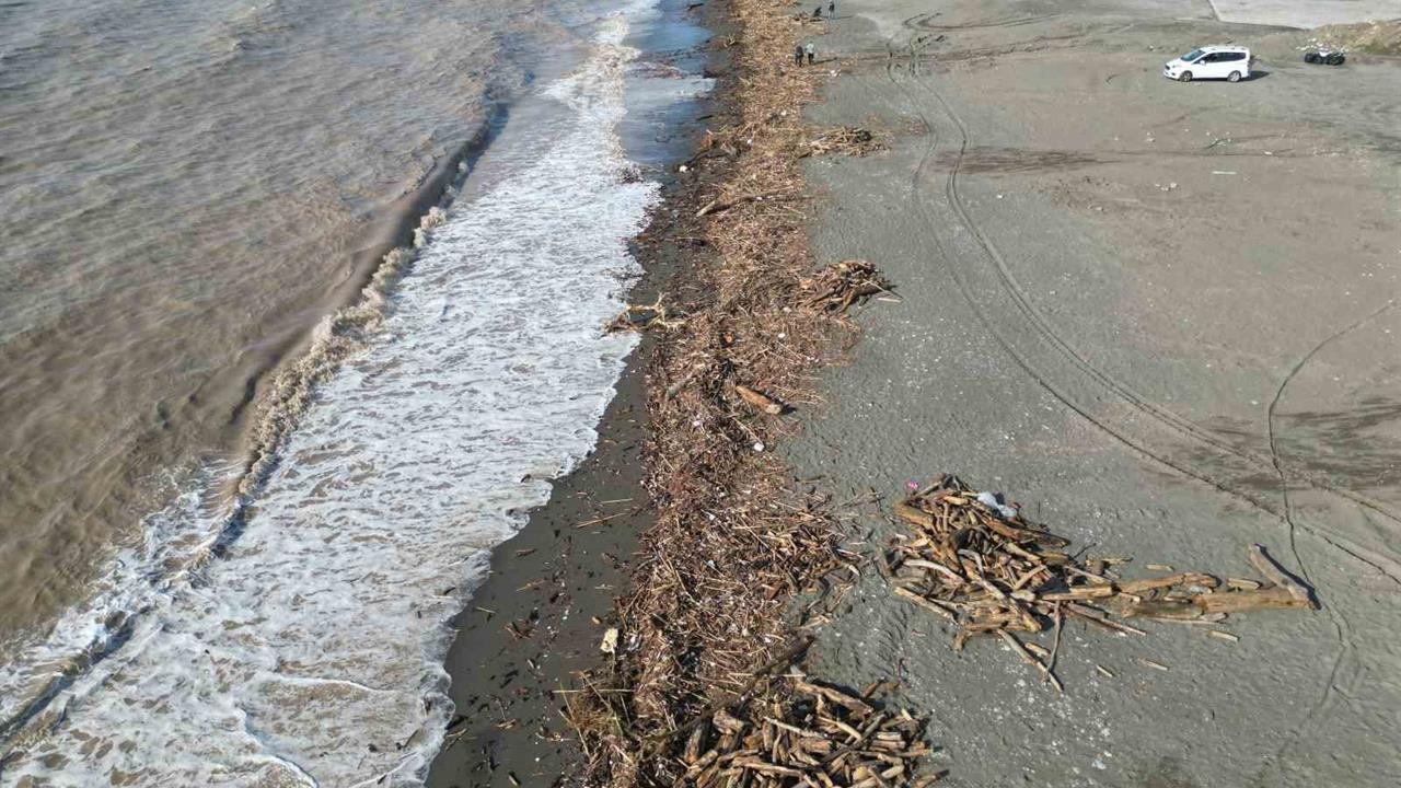 Hatay'da Şiddetli Yağış: Akdeniz Kahverengiye Döndü