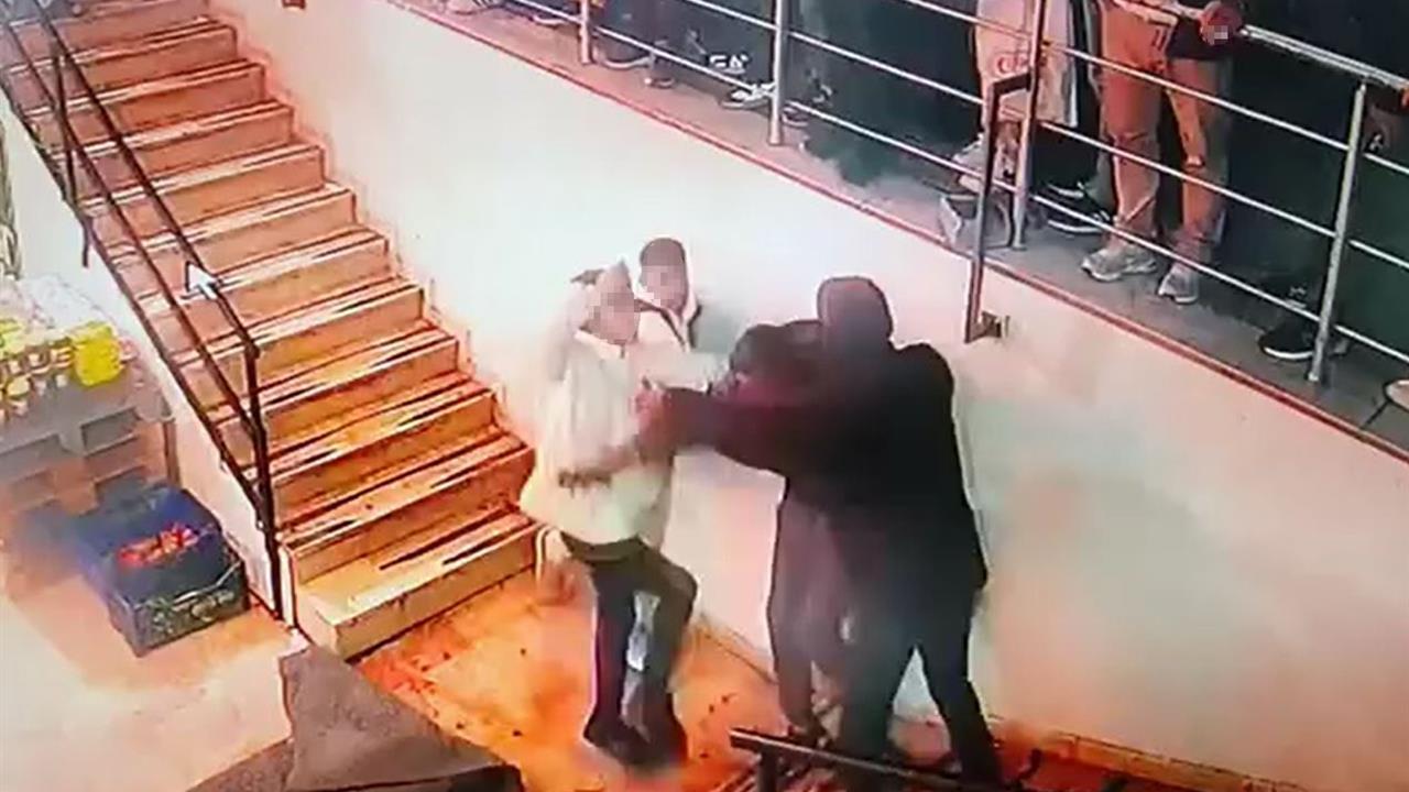 İstanbul'da Tekme Tokat Kavga: 1 Kişi Ağır Yaralandı