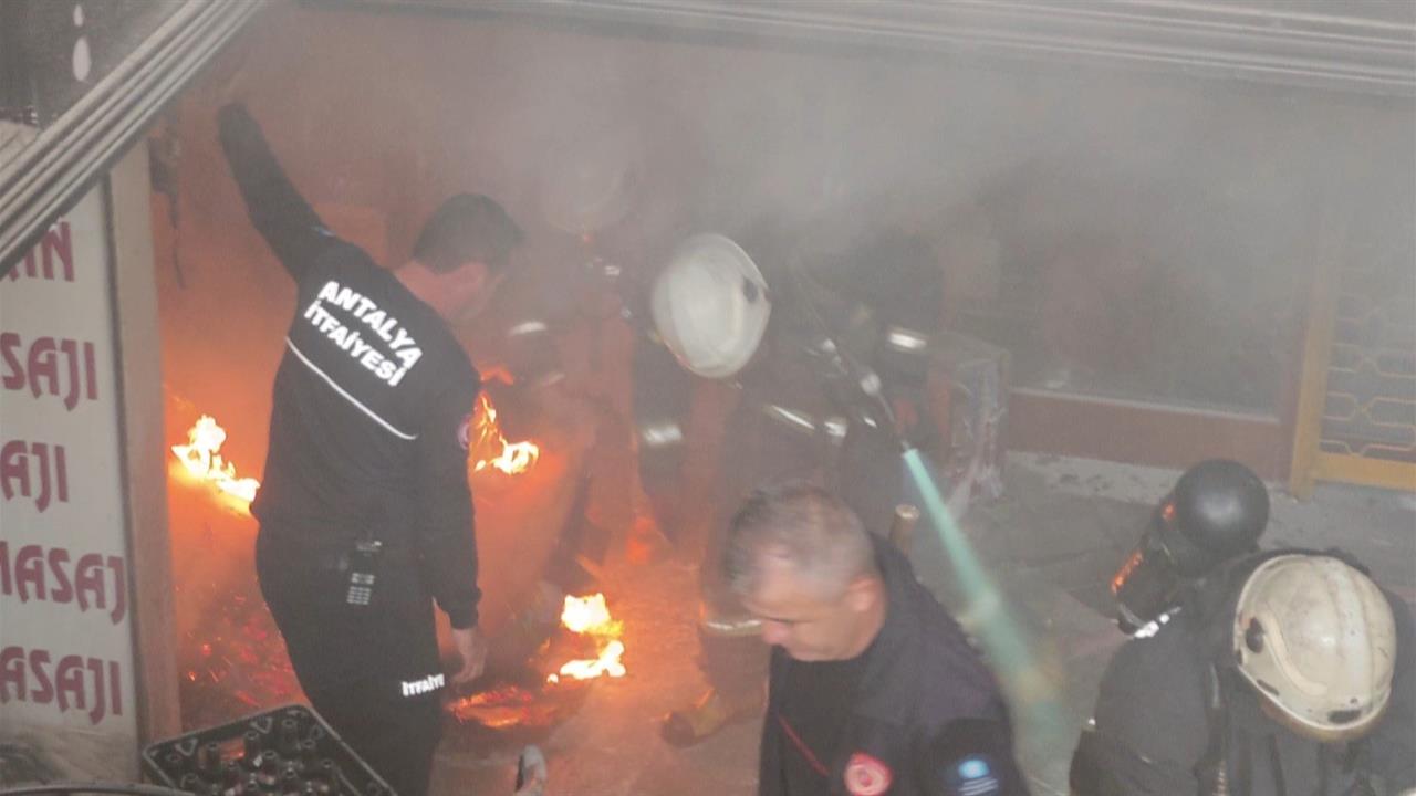 Antalya'da İş Hanında Yangın Paniği Yaşandı