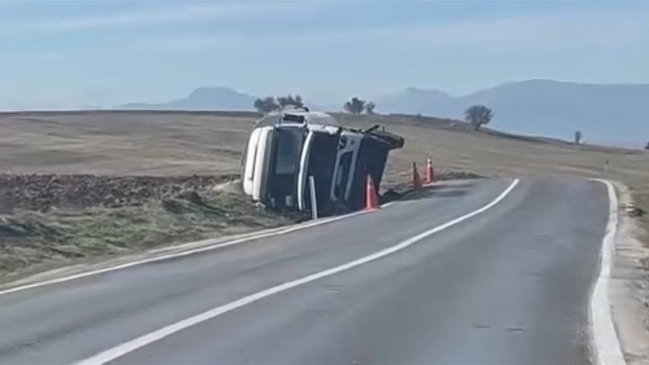 Bolu'da Beypiliç Yem Kamyonu Devrildi