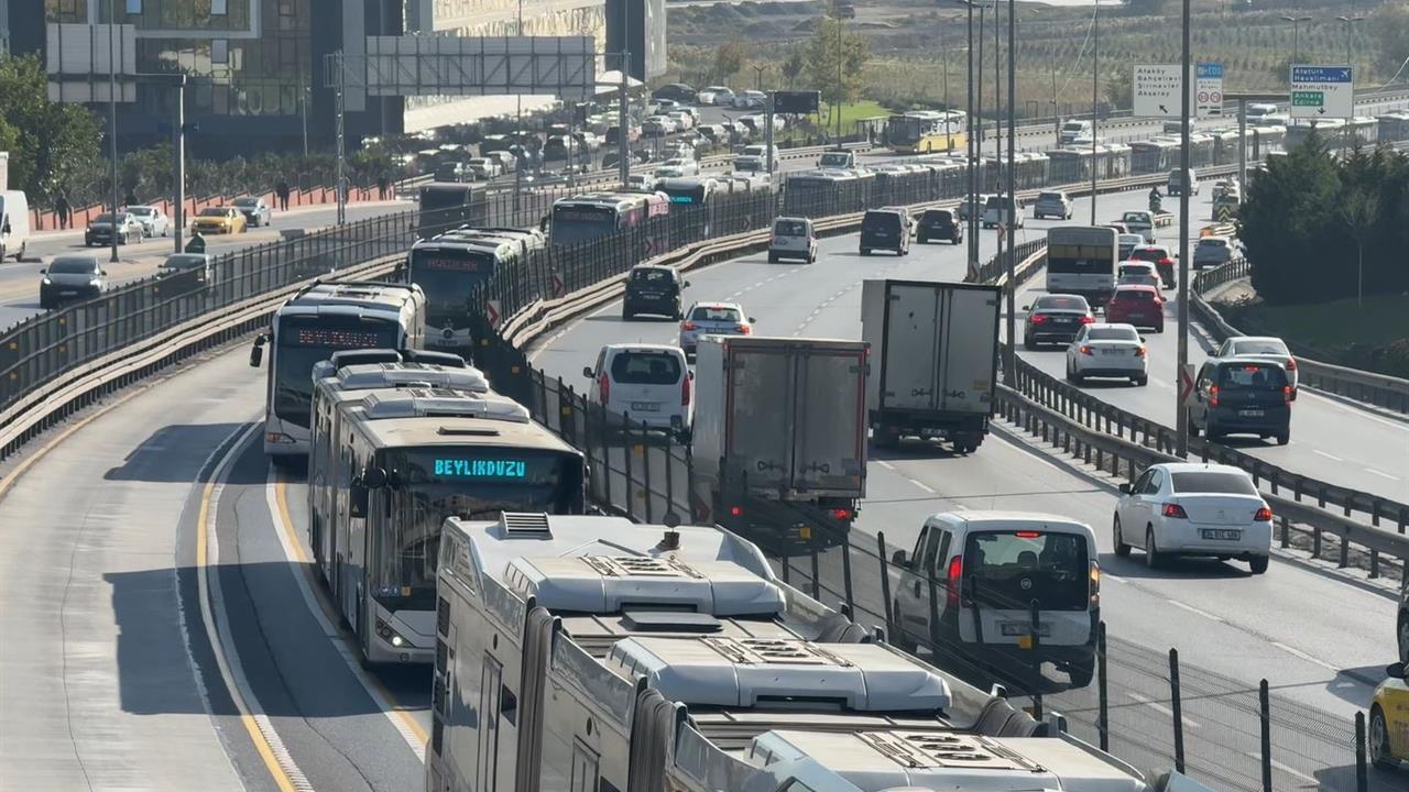 İstanbul'da Metrobüs Kazası: 1 Yaralı