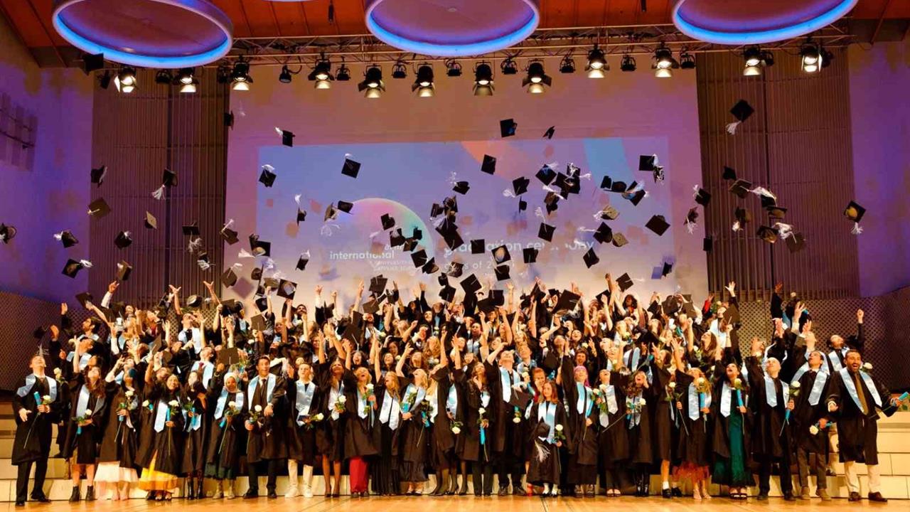 İstanbul'da Berlin International Üniversitesi Mezuniyet Töreni Coşkusu