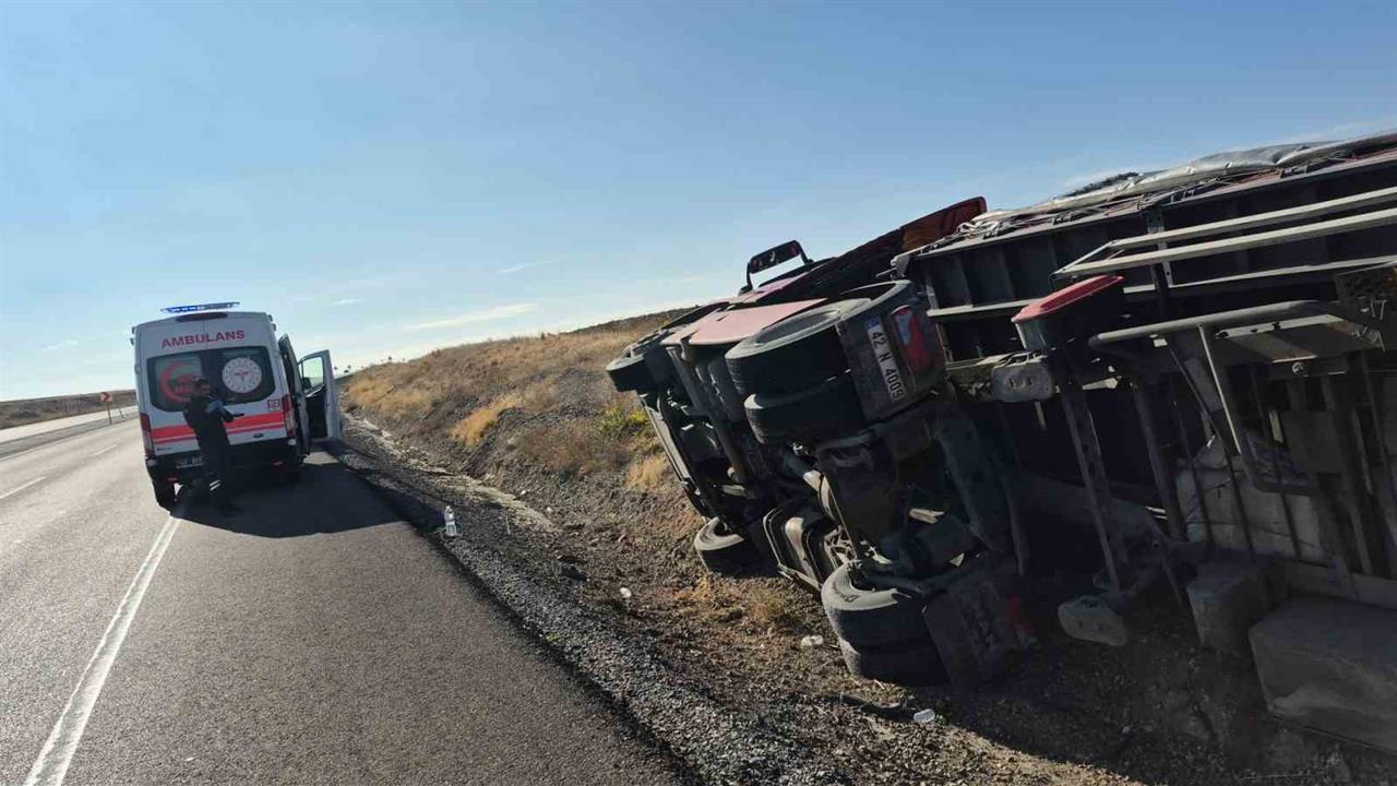Kulu'da Devrilen Tırın Sürücüsü Hafif Yaralandı