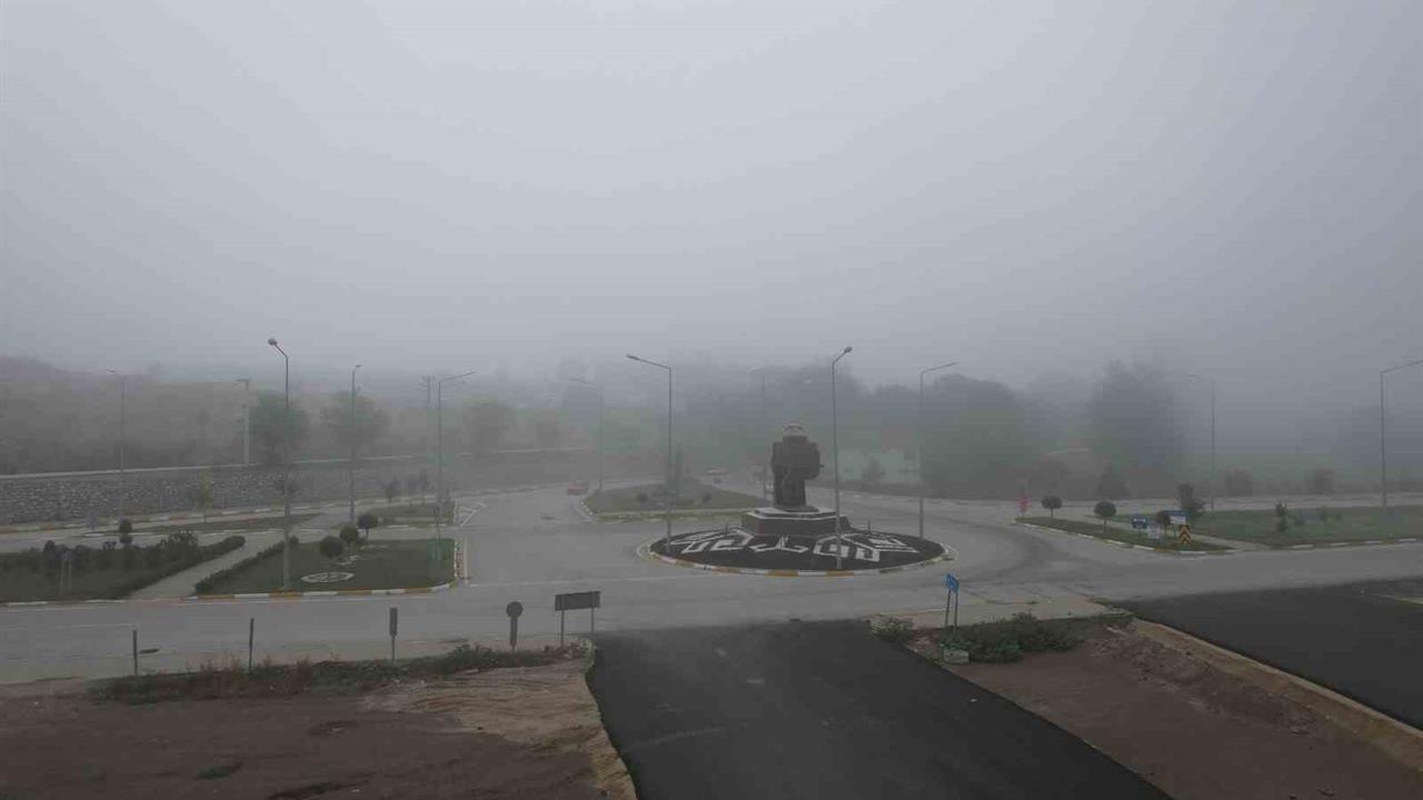 Sındırgı'da Yoğun Sis Görüş Mesafesini Düşürdü