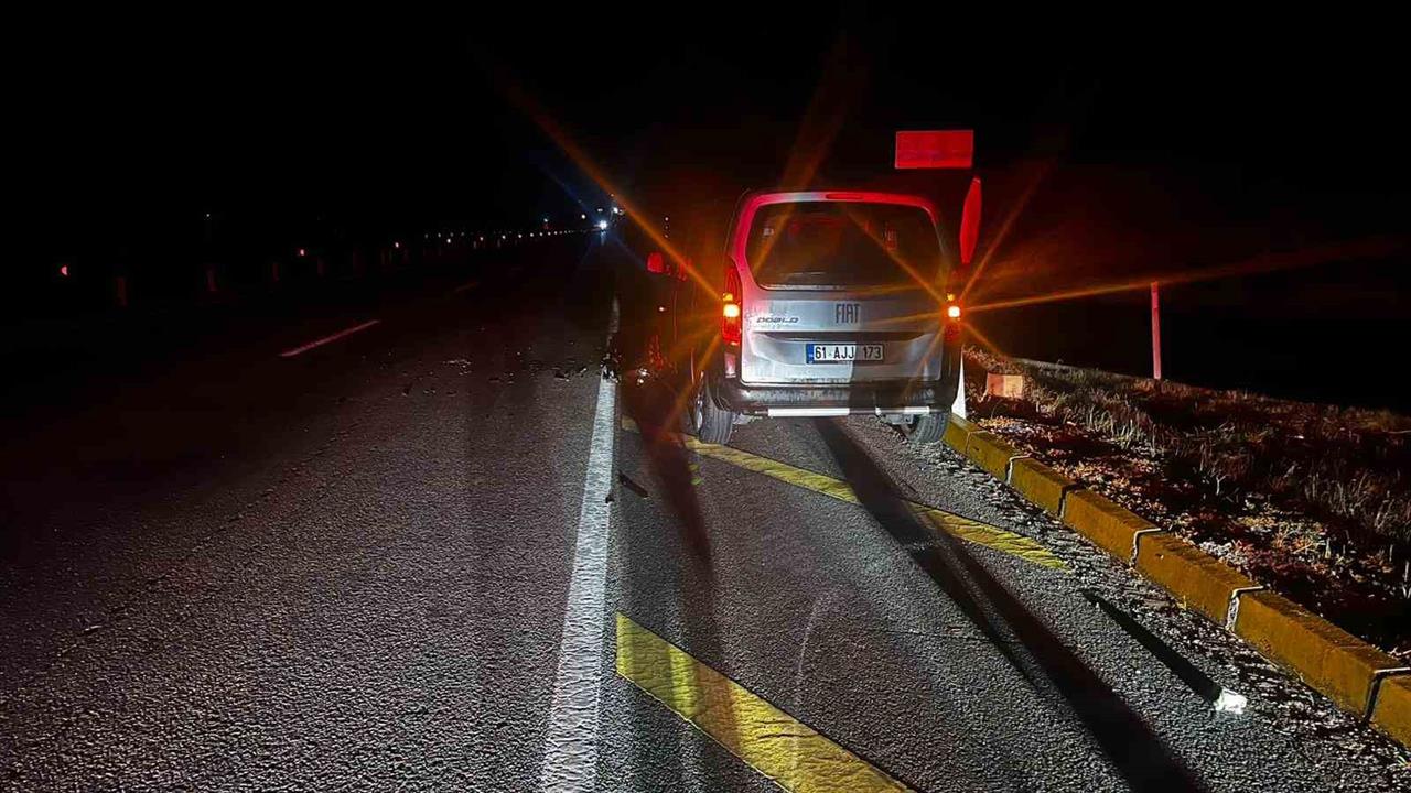 Afyonkarahisar'da Tır ve Hafif Ticari Araç Çarpıştı: 2 Yaralı