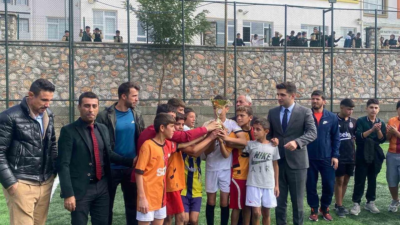 Arıcak'ta Ortaokul Futbol Turnuvası Tamamlandı