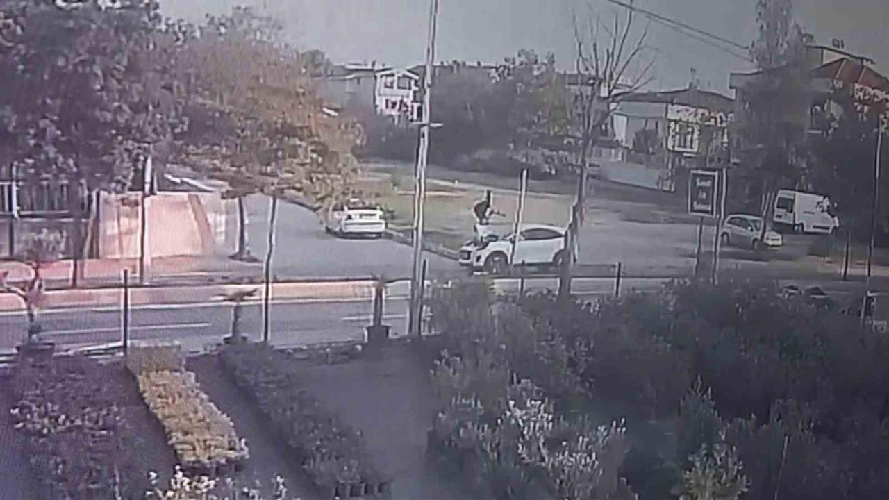 İstanbul'da Düğün İçin Geçerken Otomobil Çarptı: Genç Adam Ağır Yaralı