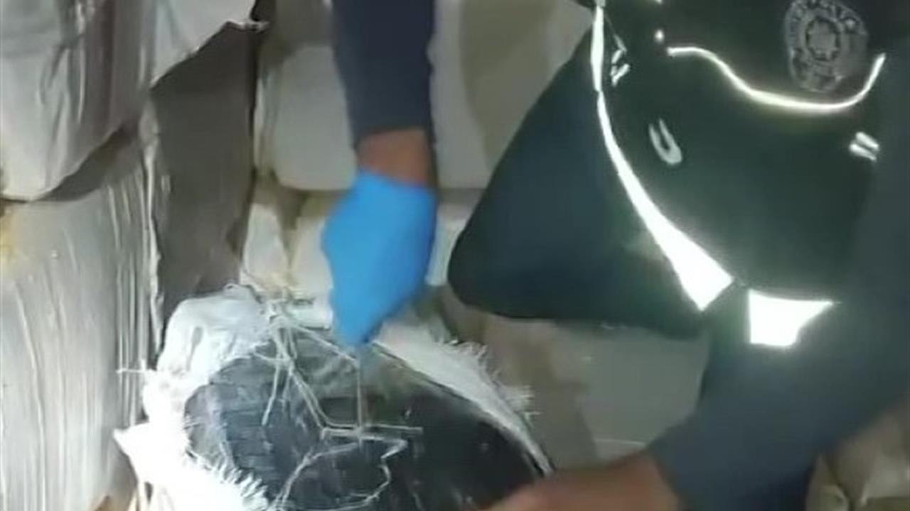 Adana'da Saman Arasında Kaçak Elektronik Sigara Ele Geçirildi