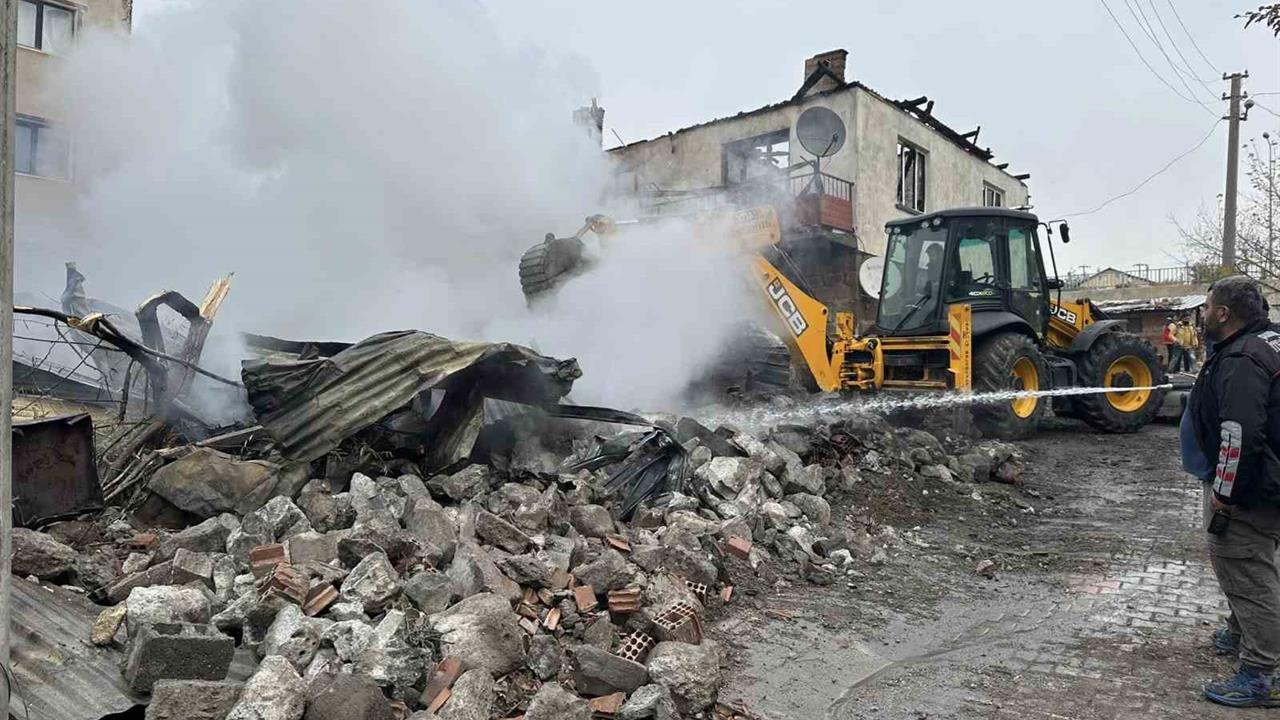 Çankırı'da Yangın: 4 Yapı ve 1 Araç Zarar Gördü