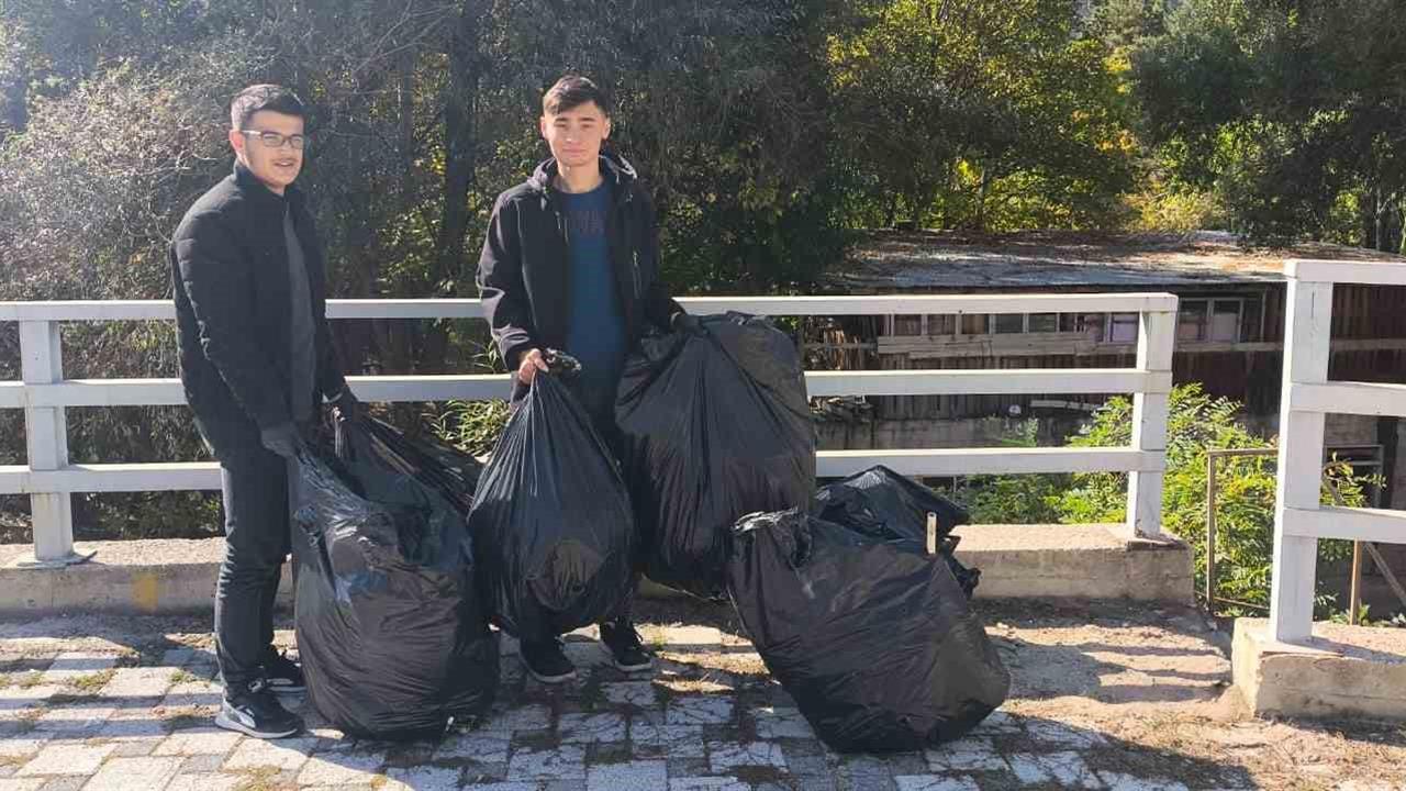 Gümüşhane'de Öğrenciler Harşit Çayı'nı Temizledi