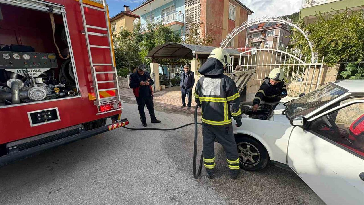 Bucak'ta Otomobil Yangını: İtfaiye Müdahale Etti